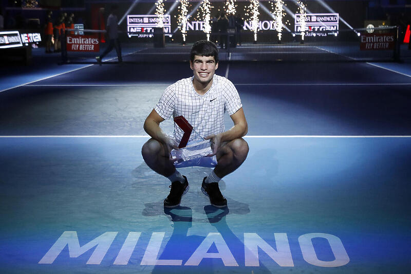 Carlos Alcaraz s pobjedničkim trofejom (Foto: EPA-EFE)