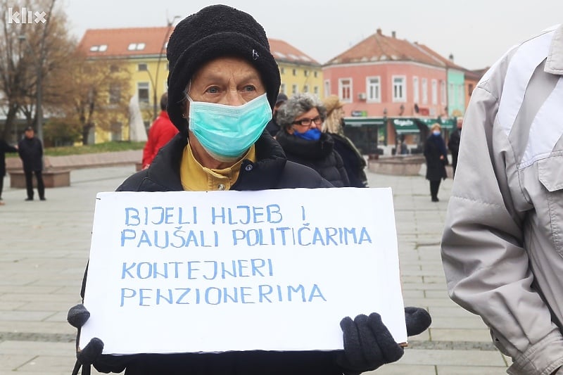 Penzioneri su protestovali u centru grada (Foto: A. K./Klix.ba)