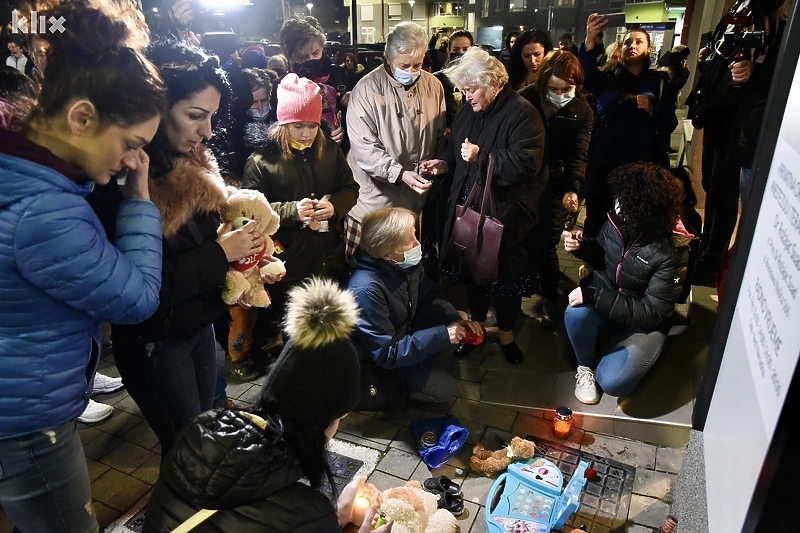 Okupljanje građana ispred poliklinike Bejtović (Foto: T. S./Klix.ba)