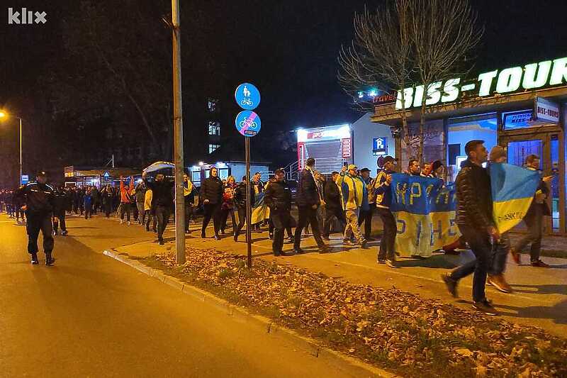 Grupa od oko 200 navijača stigla je u Zenicu (Foto: E. M./Klix.ba)