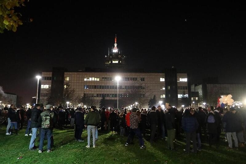 Demonstranti pred zgradom HRT-a (Foto: Marin Tironi/Pixsell)