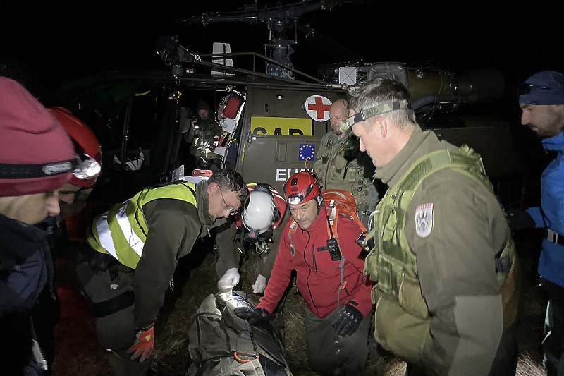 Planinarka evakuisana helikopterom EUFOR-a (Foto: GSS RS)