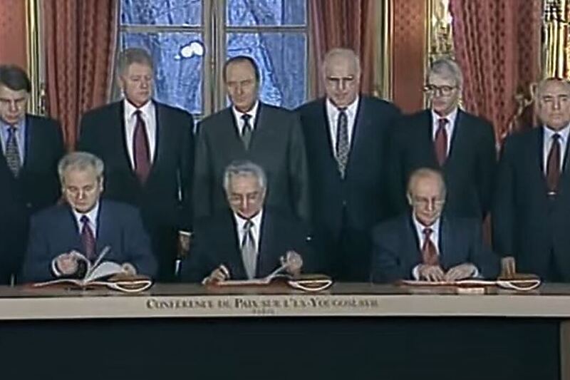 Potpisivanje Dejtonskog mirovnog sporazuma u Parizu (Screenshot YouTube AP)