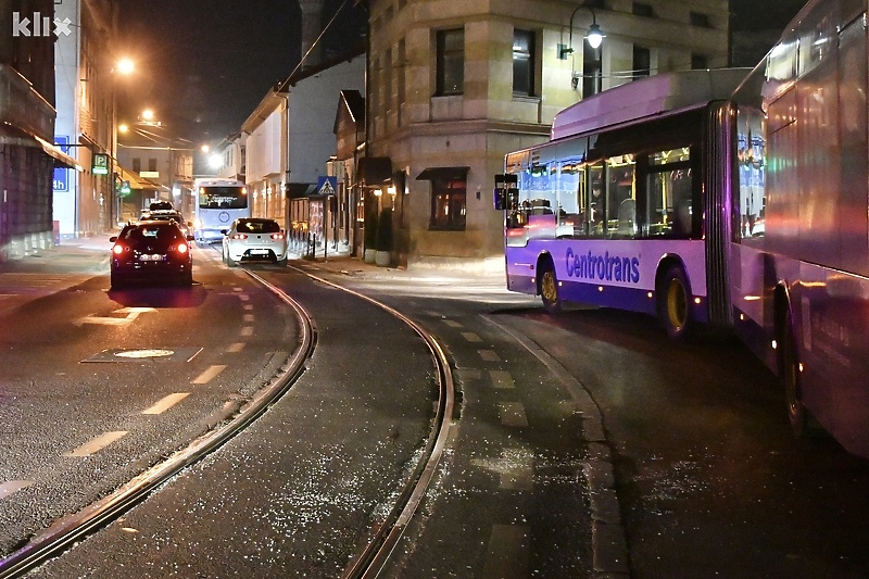 Na mjestu nesreće trenutno su komadići stakla koje je puklo na vozilima usljed nesreće (Foto: I. Š./Klix.ba)