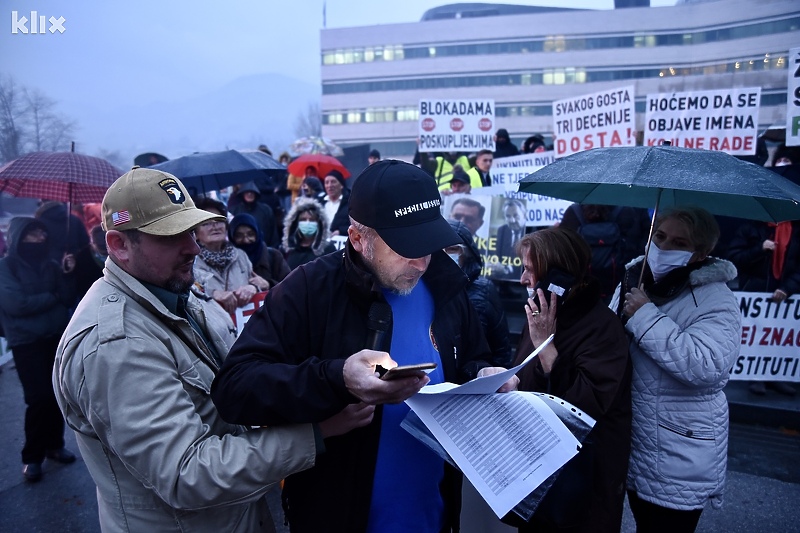 Demonstranti telefonom zovu parlamentarce (Foto: T. S./Klix.ba)