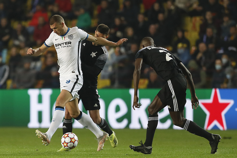 Edin Džeko u dresu Intera u meču protiv Sheriffa (Foto: EPA-EFE)