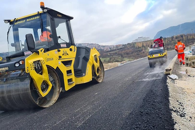 Asfaltiranje dionice Prve transverzale (Foto: Vlada KS)