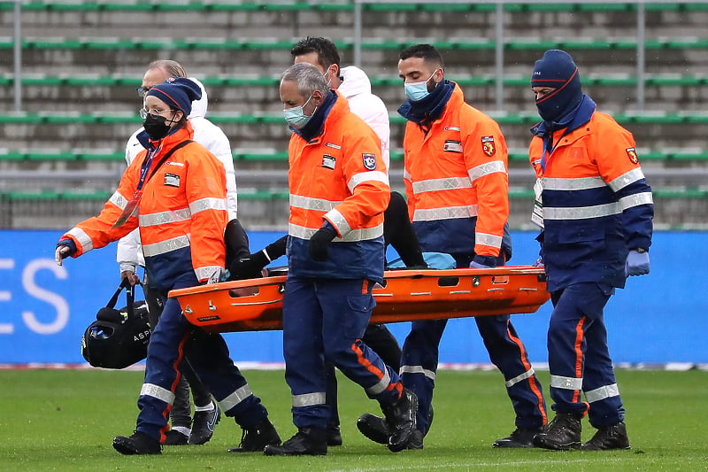 Neymara iznose s terena nakon povrede lijevog skočnog zgloba (Foto: EPA-EFE)