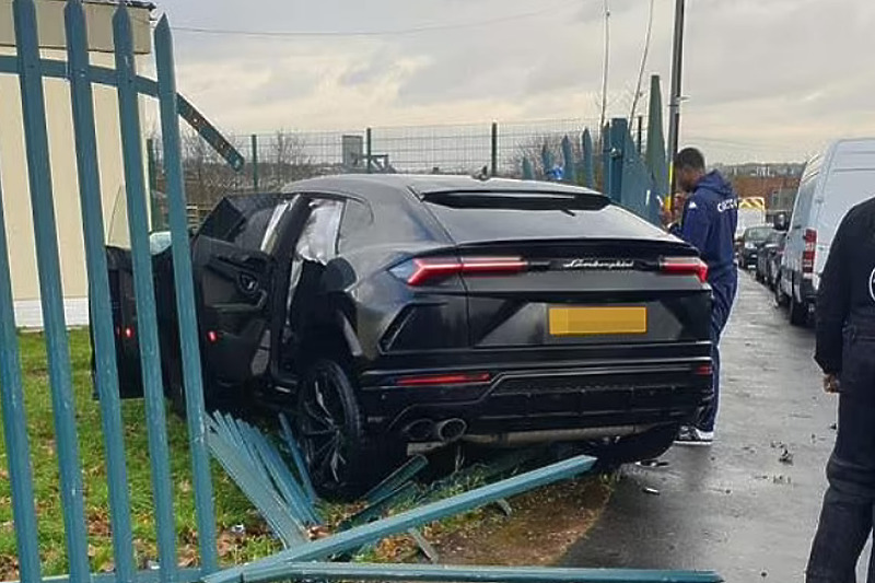 Hause sa svojim Lamborghinijem na mjestu nesreće (Foto: Aston Villa Police)