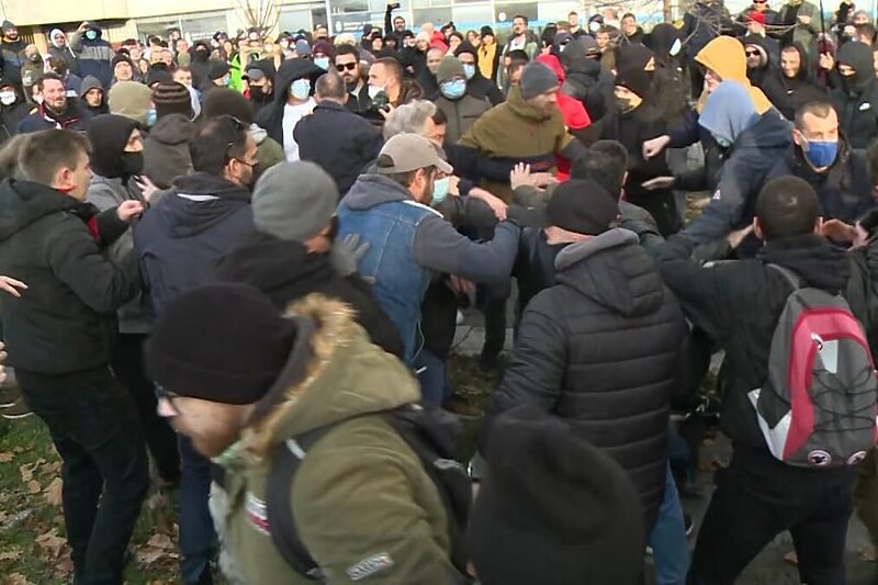 Sukobi na protestima u Novom Sadu (Foto: Twitter)
