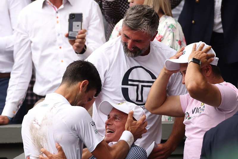 Ivanišević tokom slavlja s Đokovićem na Wimbledonu (Foto: EPA-EFE)