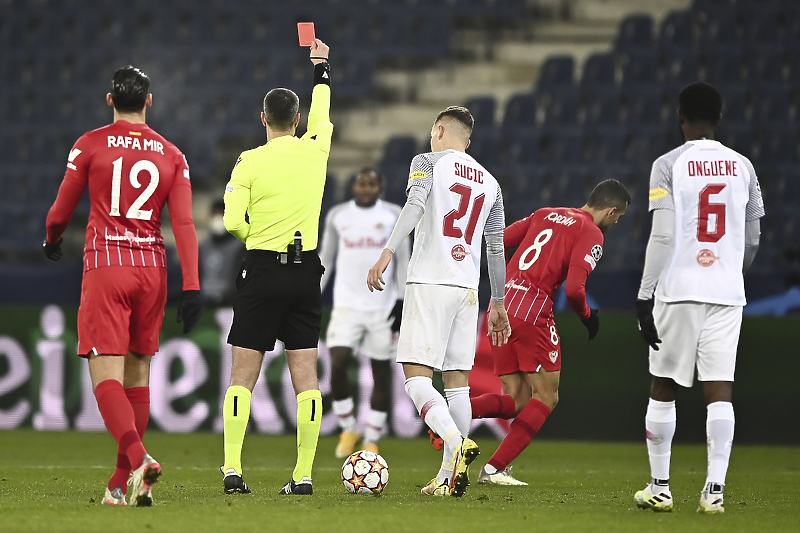 Sevilla je meč završila s igračem manje (Foto: EPA-EFE)