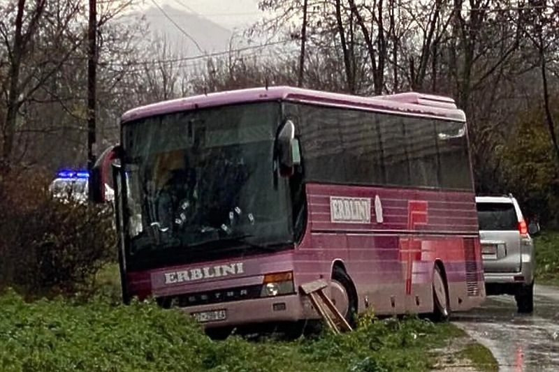 Napadnuti autobus (Foto: Gazeta Express)