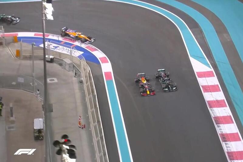 Sporni trenutak kada Verstappen pretječe Hamiltona (Foto: Screenshot)