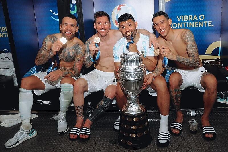 Otamendi (prvi s lijeva) proslavlja osvajanje Copa Americe sa Messijem, Aguerom i Di Marijom