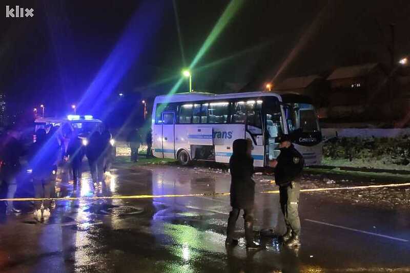 Nastradao je i autobus (Foto: Klix.ba)