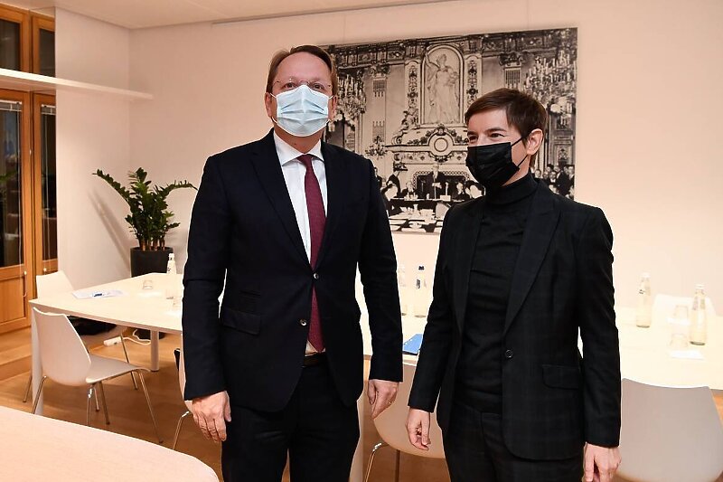 Oliver Varhelyi i Ana Brnabić (Foto: Twitter)