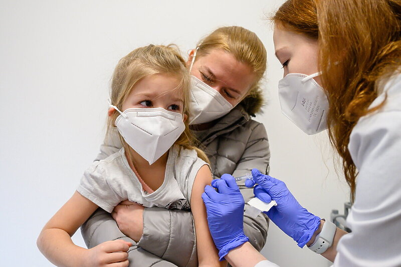 U Pfizeru će razmotriti vakcinaciju djece trećom dozom (Foto: EPA-EFE)