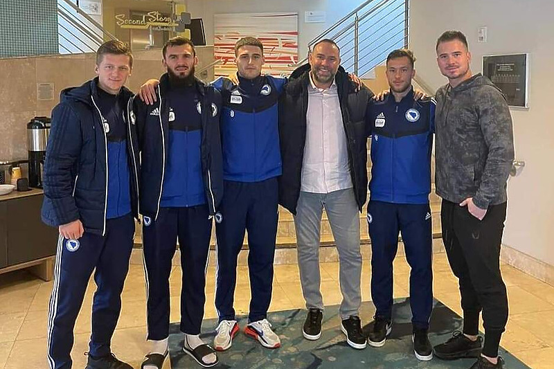 Mirvić s reprezentativcima BiH (Foto: Twitter/FK Sarajevo)