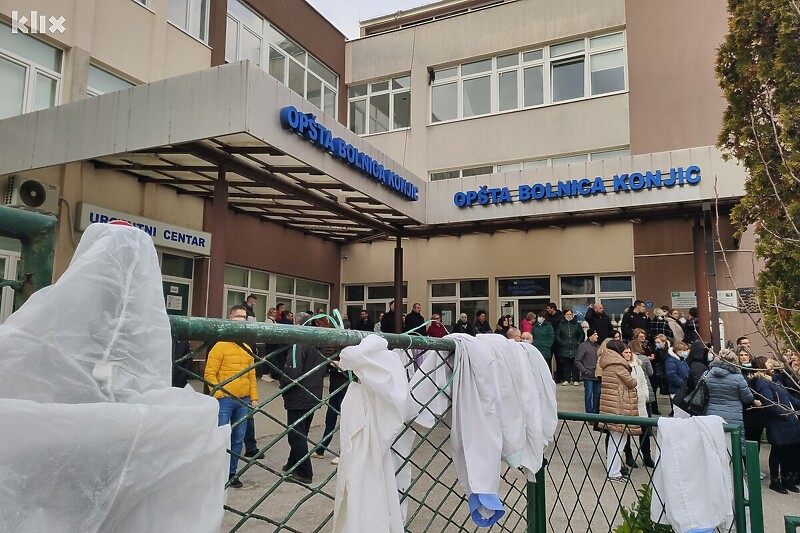 Zdravtven radnici u Konjicu su 15. decembra skinuli bijele mantile i okačili na kapiju bolnice (Foto: G. Š./Klix.ba)