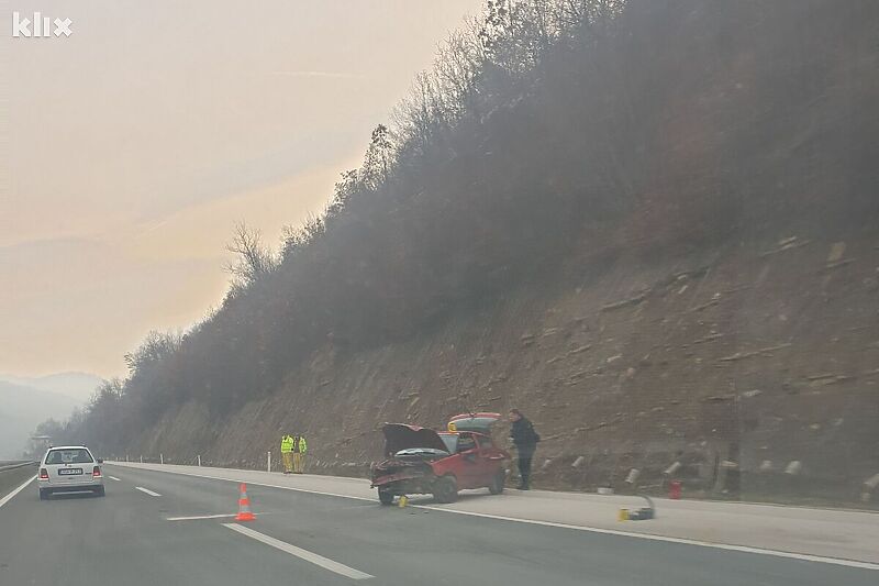 Saobraćajna nesreća na autoputu A-1 u pravcu od Zenice prema Sarajevu (Foto: Čitatelj)