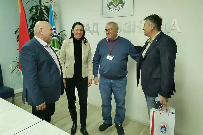 Umičević (drugi s desna) na prijemu kod gradonačelnika Loznice (Foto: Facebook)
