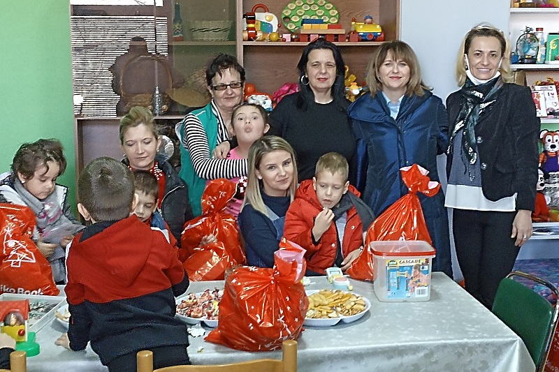 Podjelom paketića djeci u Gradačcu započeta ovogodišnja akcija