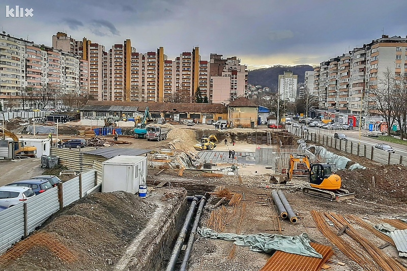 Sporna parcela na kojoj Bingo gradi stambeno-poslovni kompleks (Foto: A. K./Klix.ba)
