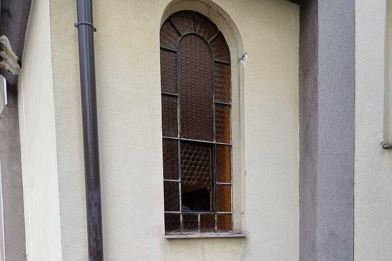 Razbijen prozor na crkvi u Varešu, a zatim je ukraden novac