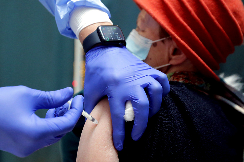 Vakcinacijom protiv koronavirusa u Evropi spašeno više od 500.000 ljudi (Foto: EPA-EFE)