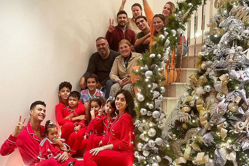 Božićna fotografija porodice Ronaldo (Foto: Instagram)