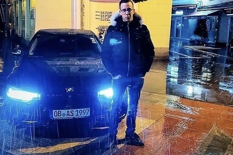 Mladić se fotografisao pored automobila (Foto: Facebook)