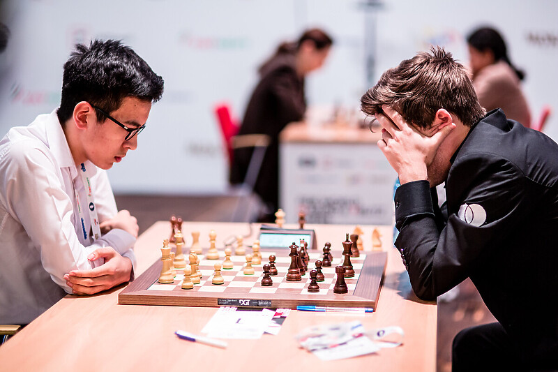 Nodirbek Abdusattorov i Magnus Carlsen