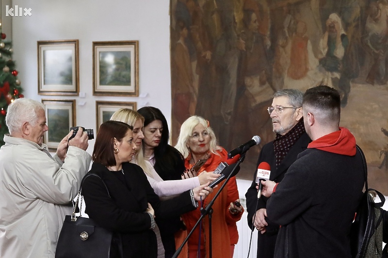 Gradonačelnik Tuzle tokom obraćanja medijskim radnicima (Foto: A. K./Klix.ba)