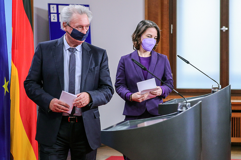 Ministar vanjskih poslova Luksemburga Jean Asselborn i njemačka MVP Annalena Baerbock (Foto: EPA-EFE)