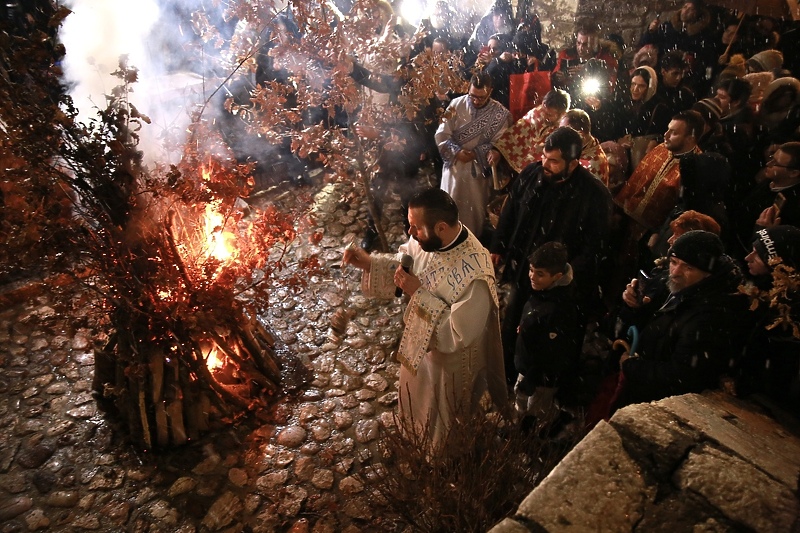 Paljenje badnjaka u Staroj crkvi na Baščaršiji (Foto: I. L./Klix.ba)