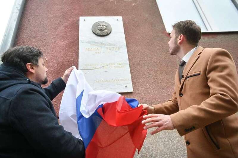 Ploču otkrili Tepićev sin i Draško Stanivuković (Foto: Aleksandar Čavić/Grad Banja Luka)