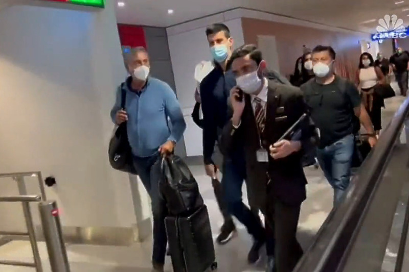 Đoković na aerodromu u Dubaiju (Foto: Screenshot)