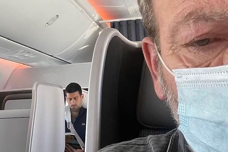 Novak Đoković u avionu bez maske (Foto: Twitter)