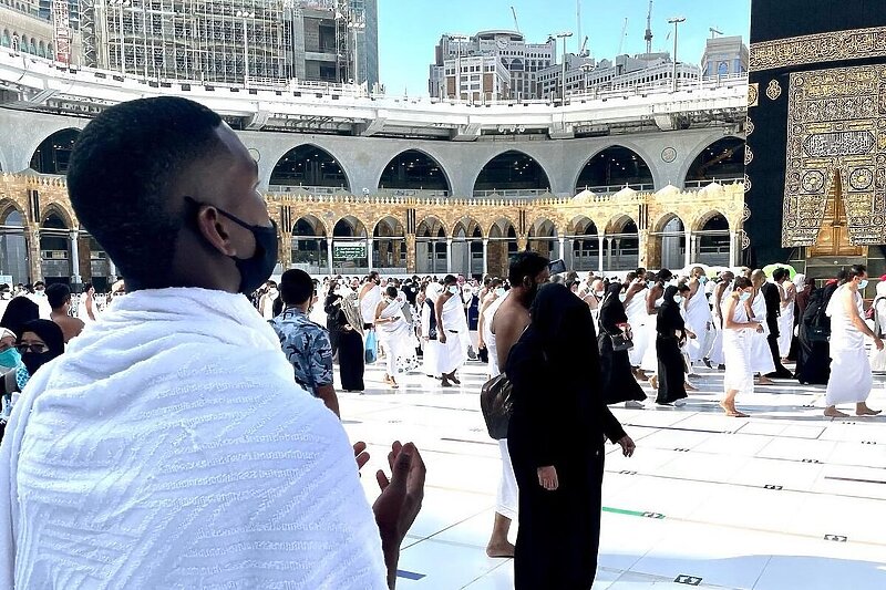 Paul Pogba tokom pojeste Meki (Foto: Twitter)