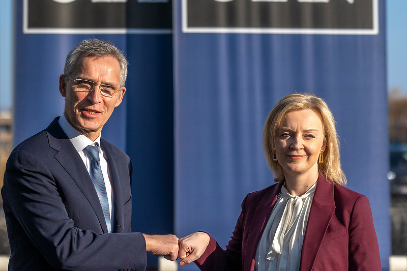 Sekretar NATO-a Jens Stoltenberg i  ministrica vanjskih poslova Velike Britanije Liz Truss (Foto: EPA-EFE)