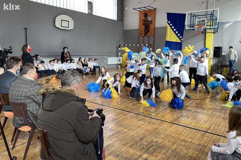 Priredba u OŠ Centar u Tuzli povodom početka drugog polugodišta (Foto: Vlada TK)