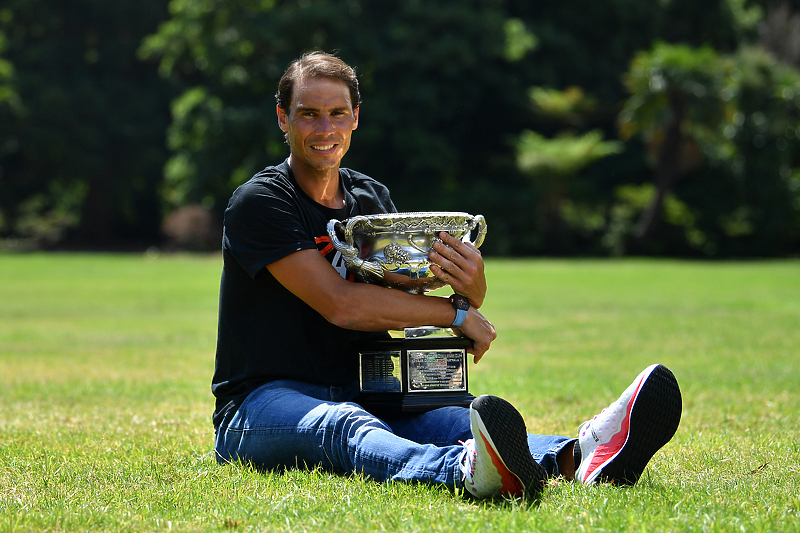 Rafael Nadal sa peharom Australian Opena (Foto: EPA-EFE)