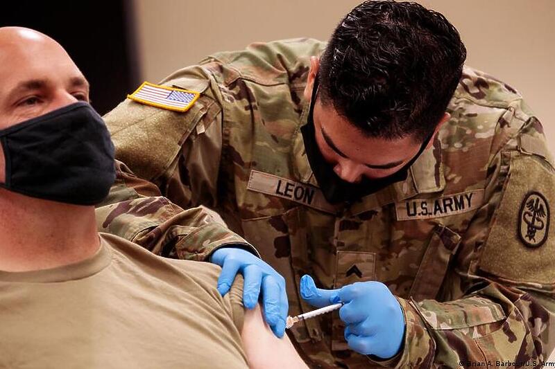 Fotografija sa vakcinacije protiv koronavirusa vojnika SAD-a