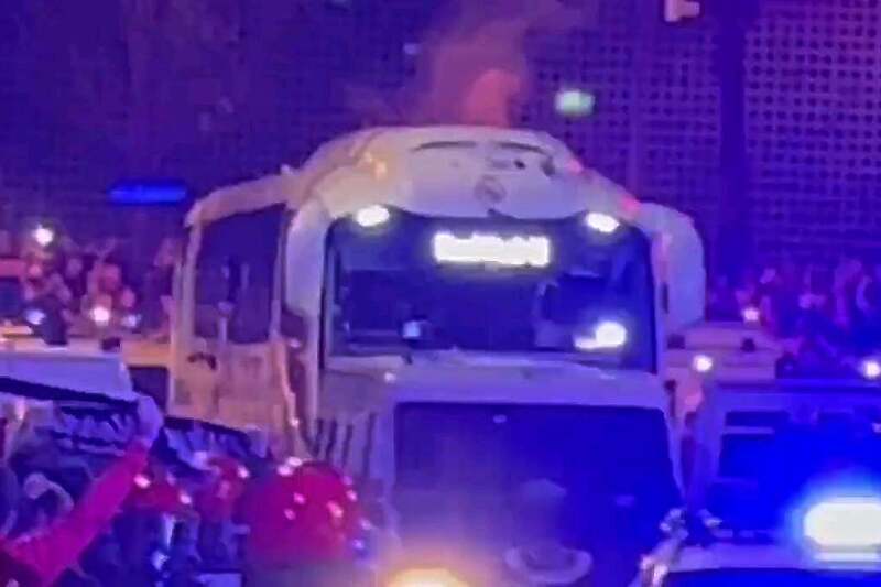 Flašam i drugim predmetima zasuli autobus (Foto: Screenshot)