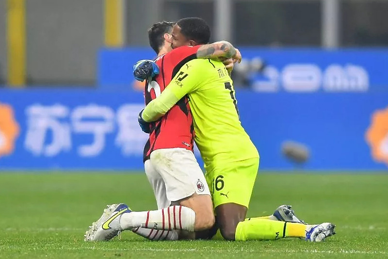 Maignan u zagrljaju s Romagnolijem (Foto: AC Milan)