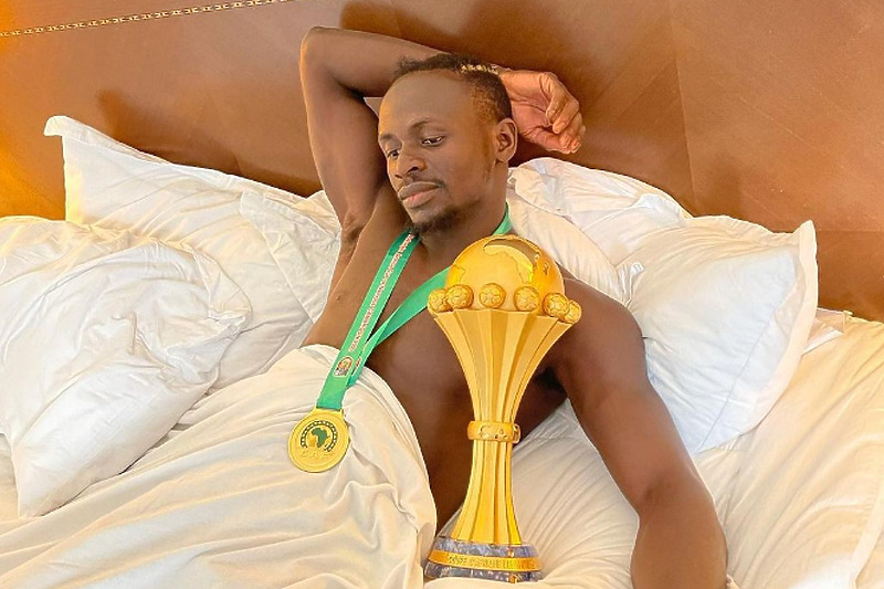 Mane s peharom i medaljom (Foto: Instagram)