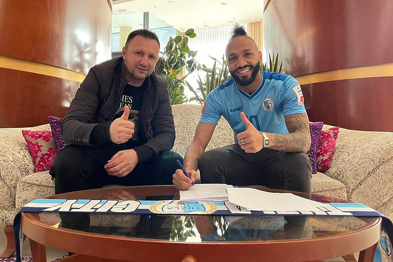 Samir Muratović i Emilio Nsue na potpisu ugovora (Foto: FK Tuzla City)
