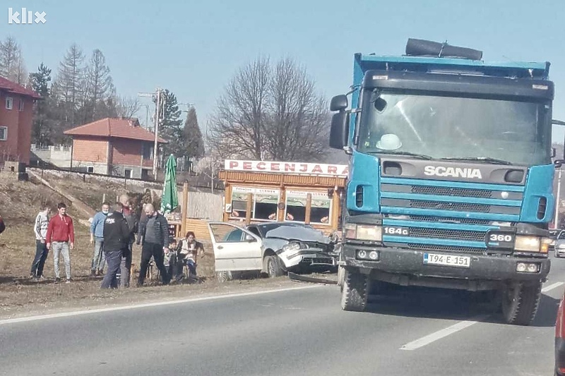 U saobraćajnoj nesreći su učestvovali kamion i automobil (Foto: Čitatelj)