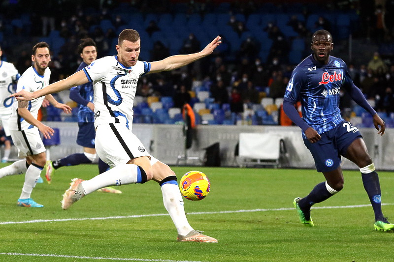 Trenutak kada je Džeko zatresao mrežu Napolija (Foto: EPA-EFE)